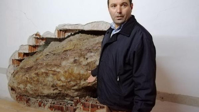 Akılalmaz olay ! Kaya parçası eve girdi
