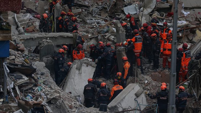 Enkaz bölgesinde acı olay ! Kalp krizi geçirdi