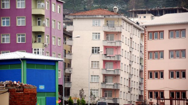 6 katlı apartman yan yattı