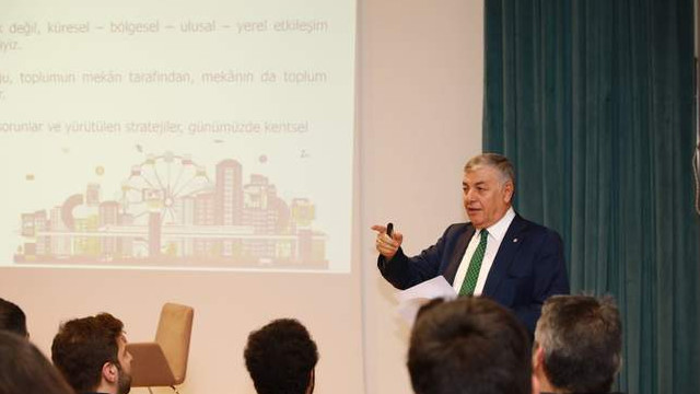 Başkan Genç yerel yönetimleri anlattı