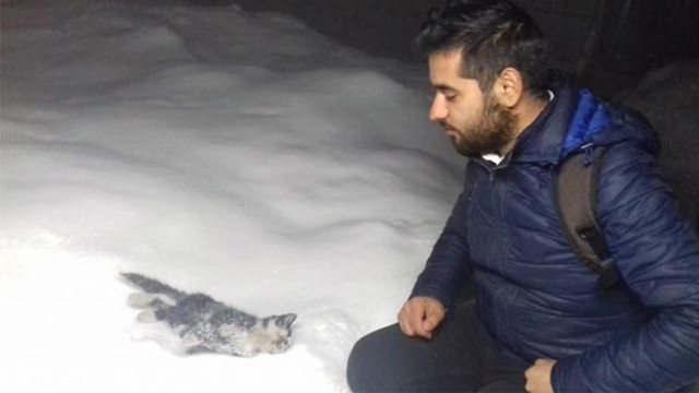 Yürek yakan görüntü ! Başından ayrılmadı