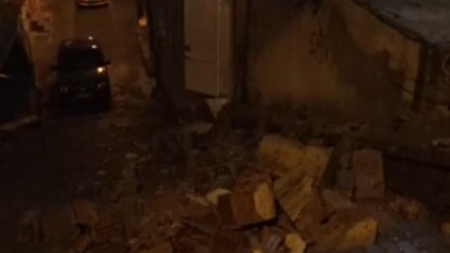 Sağanak yağmur balkon çökertti