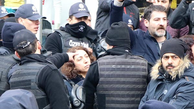 HDP'li kadın vekil polisin kolunu ısırdı