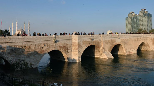 Kız çocuğu köprüden atlayıp kayboldu onlar fotoğraf çektirdi