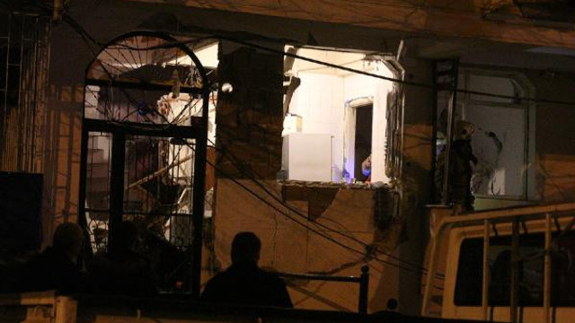 Bahçelievler'de evde patlama ! Sokak savaş alanına döndü