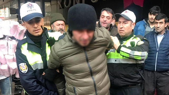 Eşini darp ediyordu... Polis zor kurtardı