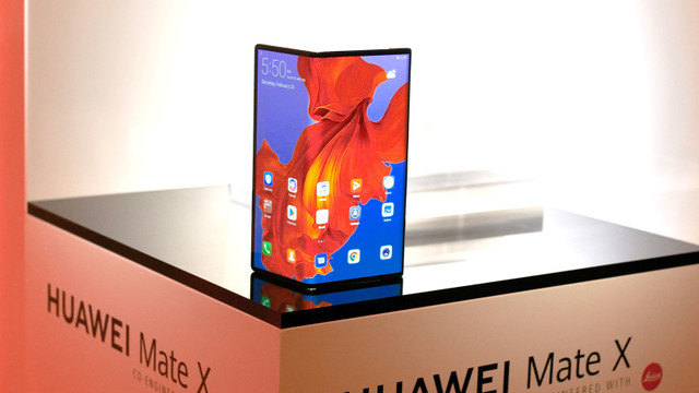 Samsung şokta! Hueawei de katlanabilir telefonunu tanıttı