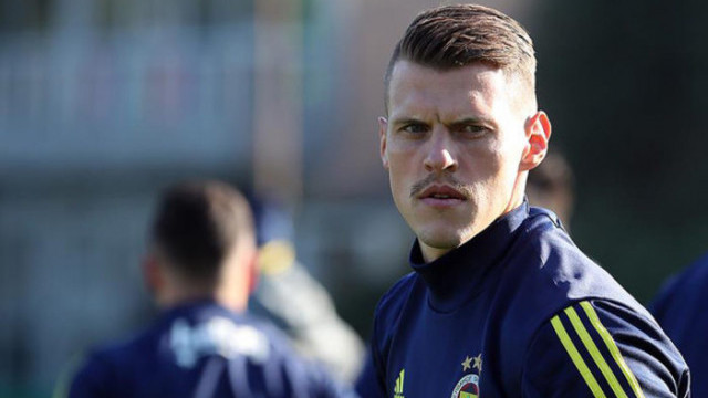 Fenerbahçe Skrtel'e şu anda kazandığının yarısı teklif etti
