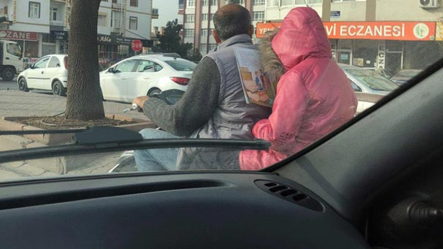 Kırmızı ışıkta dikkat çeken görüntü