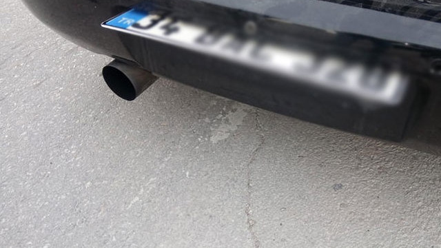 Vay uyanık vay ! Trafikte oynar plaka cezası!