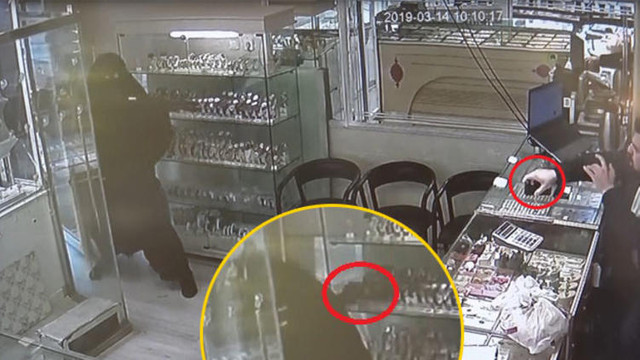 Çarşaf giyen soyguncuya bant kesici ile saldırdı