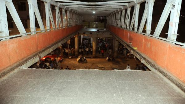 Üst geçit çöktü: Çok sayıda ölü ve yaralı var