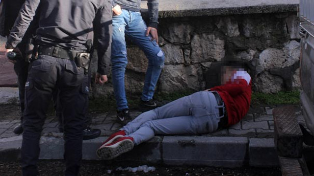 Alkol alan gençler sokakta böyle bulundu