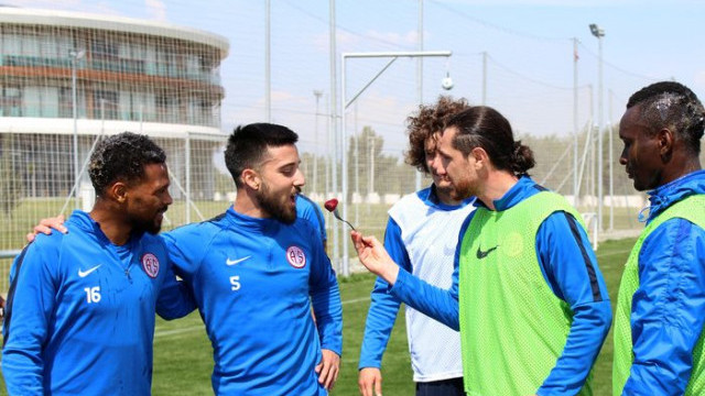 Antalyaspor'da antrenman bitiminde çifte doğum günü kutlaması