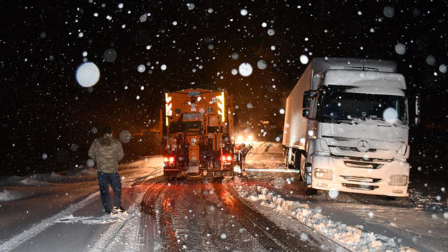 Kar yağışı geçit vermedi ! Onlarca araç mahsur kaldı