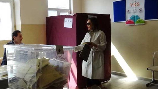 Oy kullanan Hülya Avşar mührü kabinde unuttu
