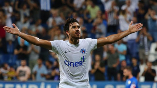 Kasımpaşa'da oynayan Trezeguet en iyi Afrikalı futbolcu seçildi