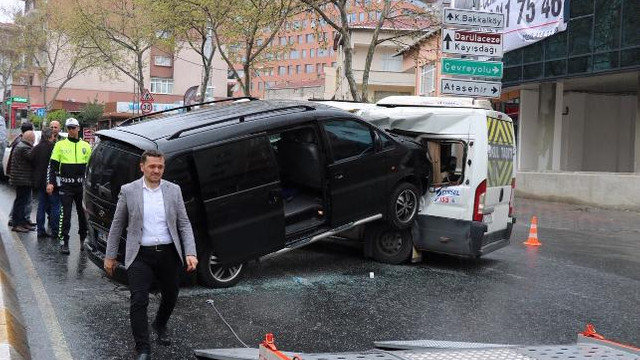 Ataşehir'de minibüs servis aracına böyle çarptı