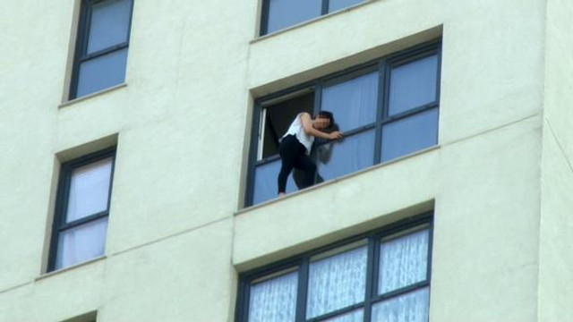 İstanbul'da dehşet! Genç kız sevgilisiyle tartışıp, cama çıktı...