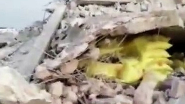 Tadilattaki evde facia! Ev, işçilerin üzerine çöktü
