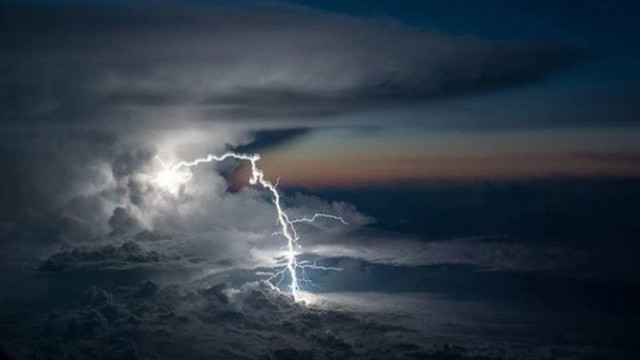 Kabus gibi! Evin çatısına yıldırım düştü