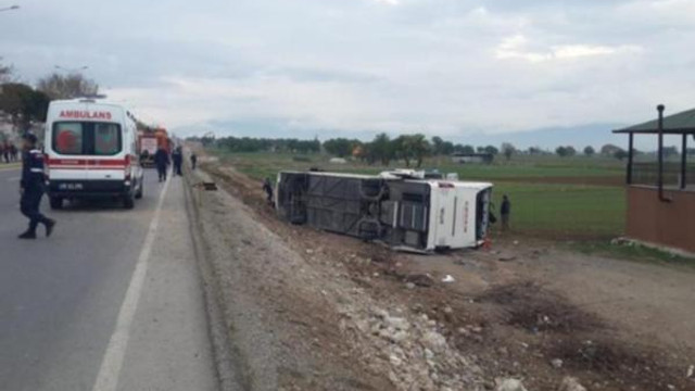 Öğrencileri taşıyan otobüs devrildi: Çok sayıda yaralı var