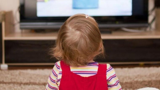 Bebeğiniz gözünü TV'den ayırmıyorsa dikkat