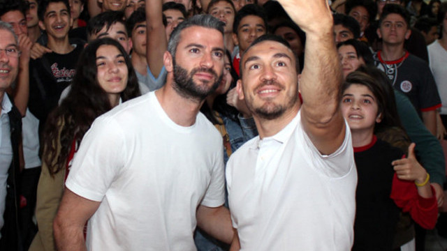 Mevlüt Erdinç'ten öğrencilere gol sözü