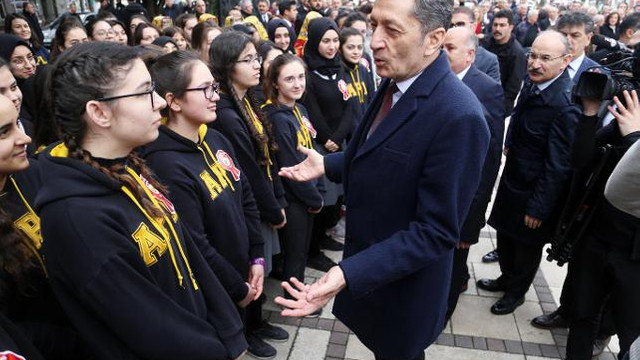 Bakan Selçuk'un öğrencilerle dikkat çeken diyalog