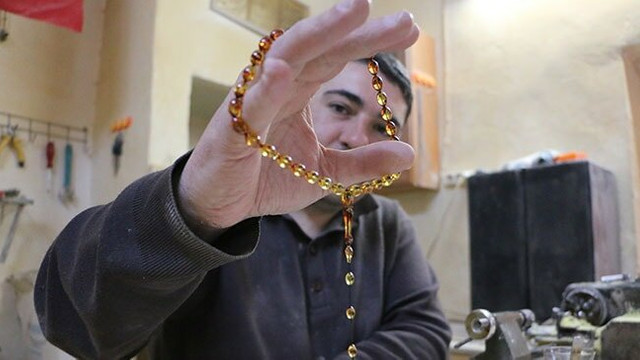Osmanlı usulü çarkla tespih yapıp yurt dışına satıyor