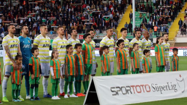 Fenerbahçeli futbolcuların Alanyaspor maçı sonrası soyunma odasında dürüm yediği ortaya çıktı