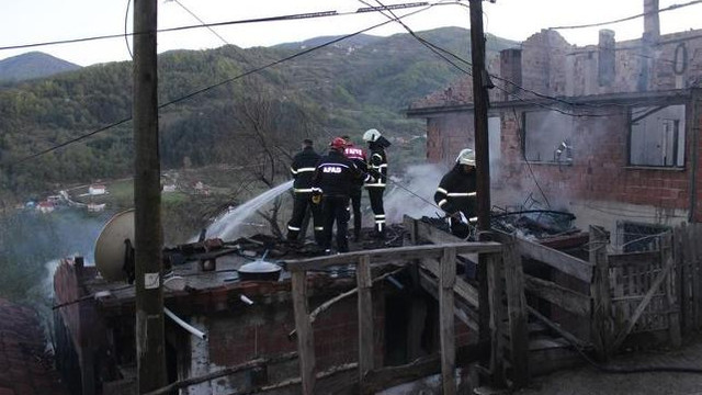 Yeni güne acıyla başladık ! Yanan evde 3 kişi can verdi