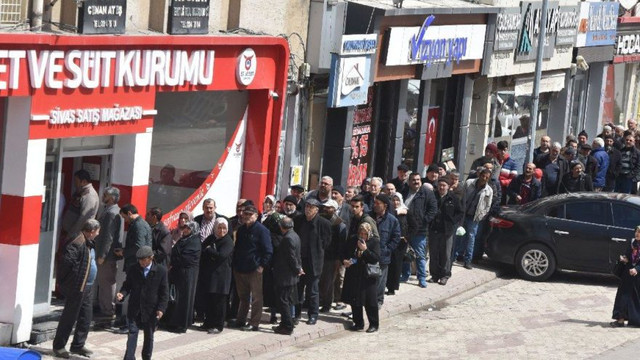 Vatandaş ucuz et kuyruğunda