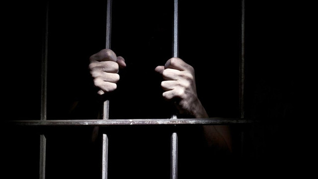 Öğretmen 2 öğrenciye cinsel istismardan tutuklandı