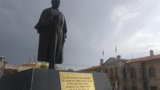Atatürk heykeline çirkin saldırı