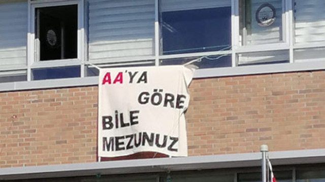 Mezuniyet töreninde ''AA'ya göre mezunuz'' pankartı