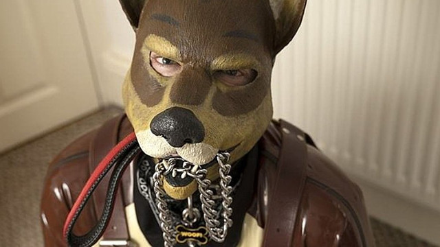 Köpek gibi yaşamaya başladı: ''Havlıyor, yemeğini mama kabından yiyor''