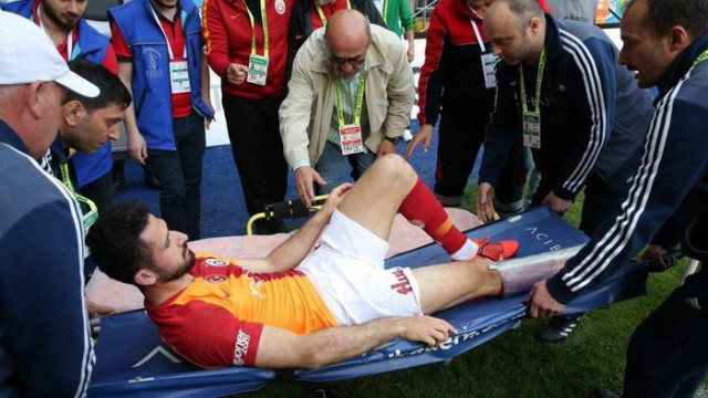 Emre Akbaba ameliyat edildi