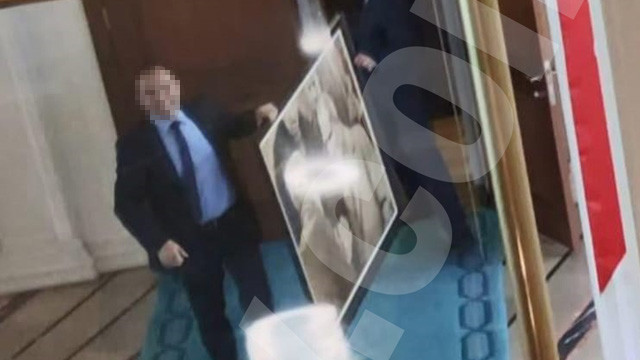 Ekrem İmamoğlu'nun İBB'de astığı Atatürk portresi böyle söküldü