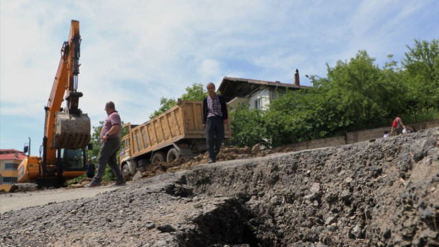Yol yarıldı, vatandaş paniğe kapıldı