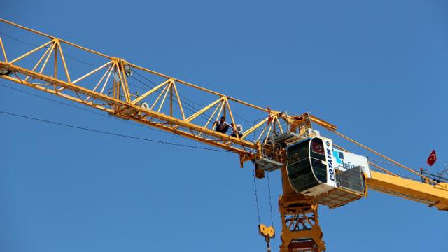 Alacaklarını isteyen işçiler yine vince çıktı