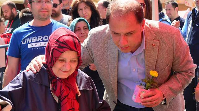 Beylikdüzü'nün kanatsız melekleri çiçeklerle karşılandı