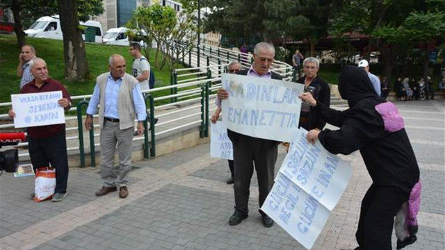 ''Kadına şiddeti'' protesto ediyordu ! Saldırıya uğradı