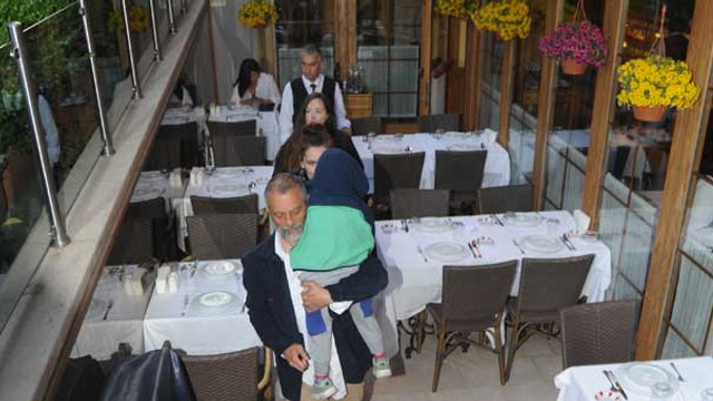 Oğlunun yüzünü gizledi