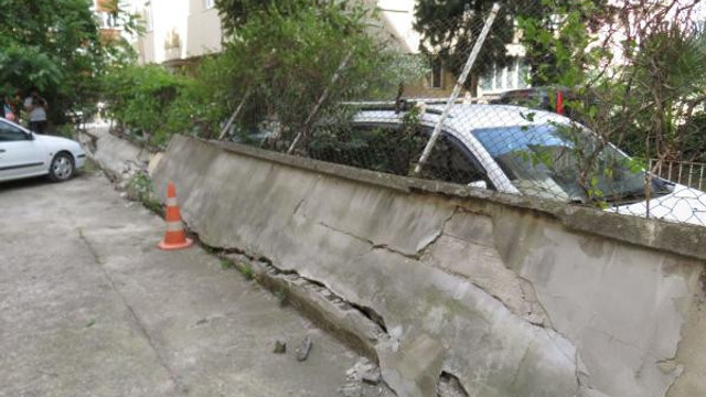Maltepe'de bahçe duvarı araçların üzerine devrildi