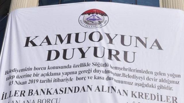 Belediyenin borcunu tek tek yazıp binaya astı