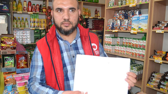 Bakkalın veresiye defterini satın aldı, borçluları sevindirdi