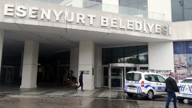 Esenyurt Belediyesi'nde bıçaklı şahıs alarmı