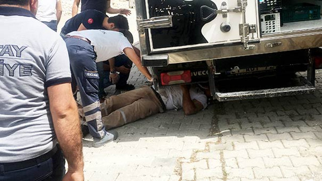 Kamyonun altında 40 metre sürüklendi