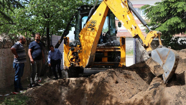 Rüyasında define görünce, bahçesini kazdırdı